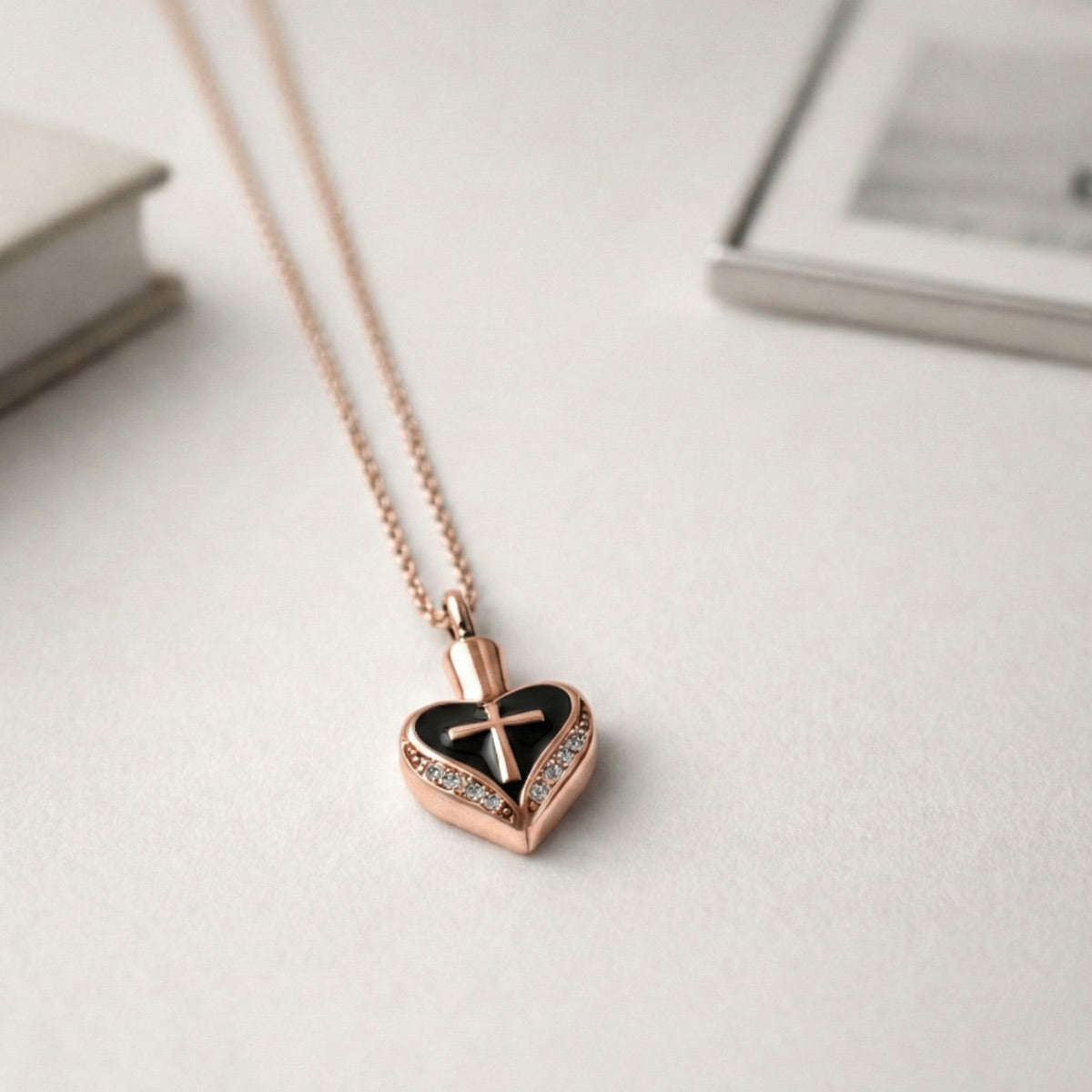 Cœur Croix du Souvenir urne rose présenté dans une ambiance claire et élégante