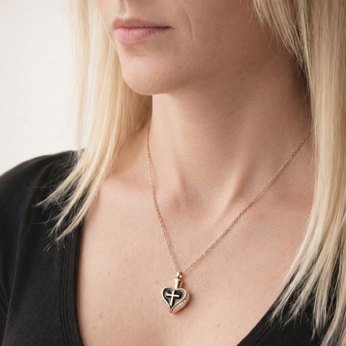 Cœur Croix du Souvenir urne rose au cou, bijou discret symbole d’attachement et de mémoire