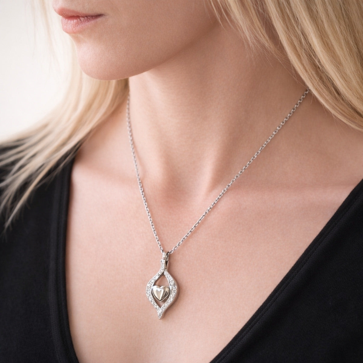 Cœur Protégé du Souvenir urne argenté au cou, bijou discret symbole de mémoire et de lien éternel