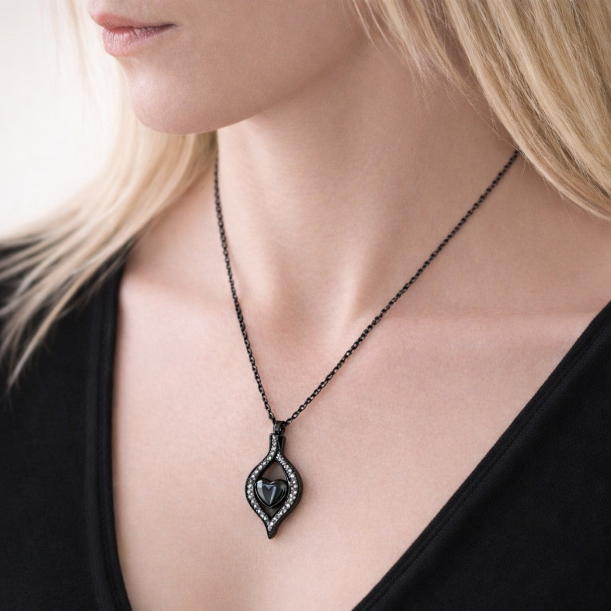 Cœur Protégé du Souvenir urne noir au cou, bijou discret symbole de mémoire et de lien éternel