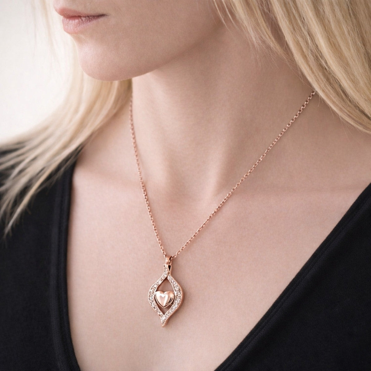 Cœur Protégé du Souvenir urne rose au cou, bijou discret symbole de mémoire et de lien éternel
