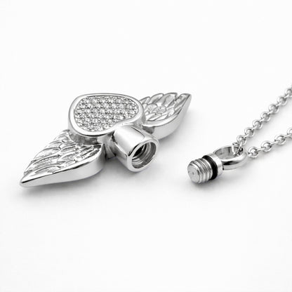 Détail du compartiment sécurisé du collier cœur ailé en acier inoxydable argenté