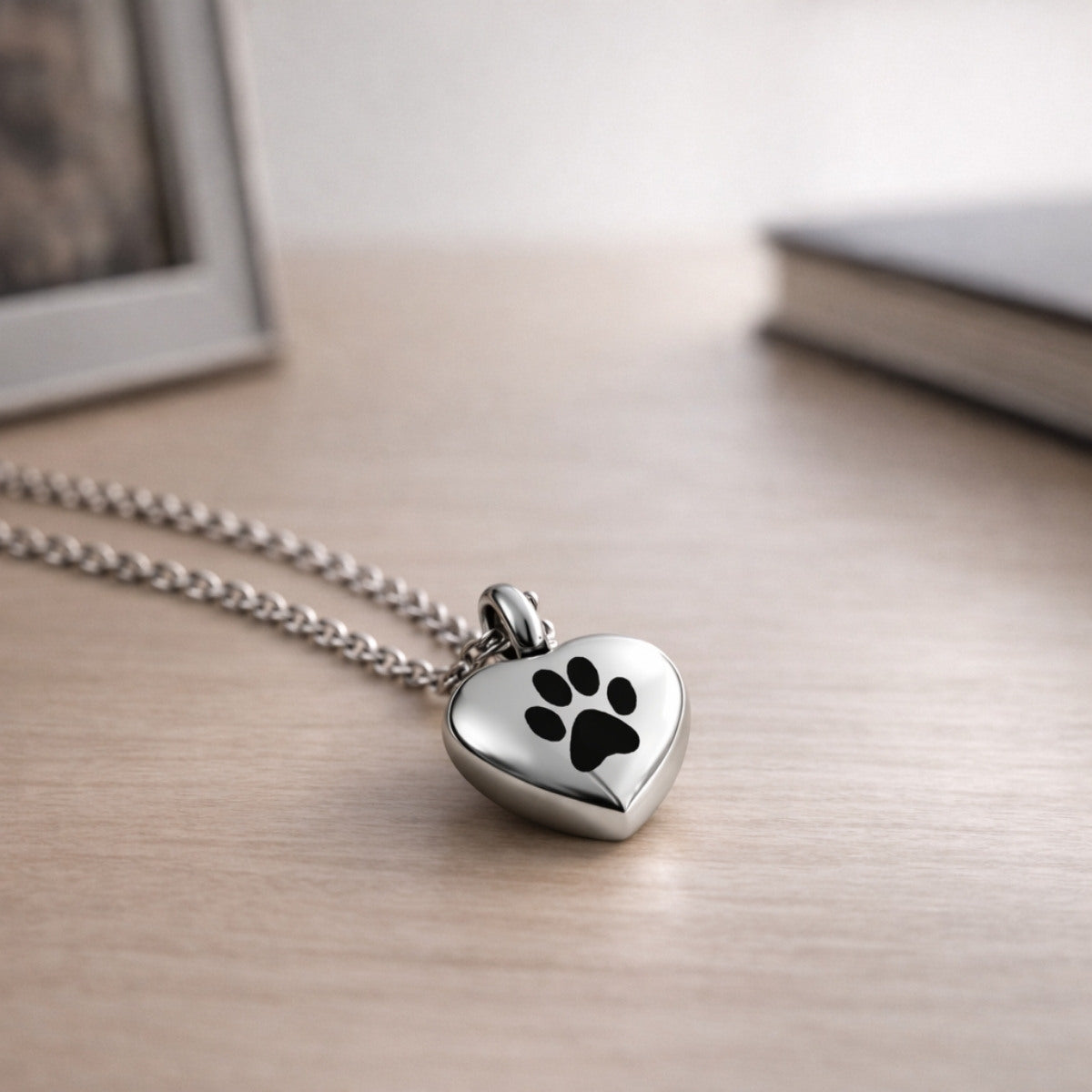 Collier cœur empreinte en acier inoxydable argenté dans une ambiance élégante et minimaliste
