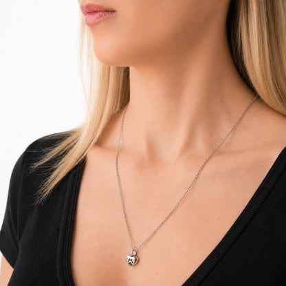 Collier cœur empreinte argenté au cou – bijou symbolique discret Mementery