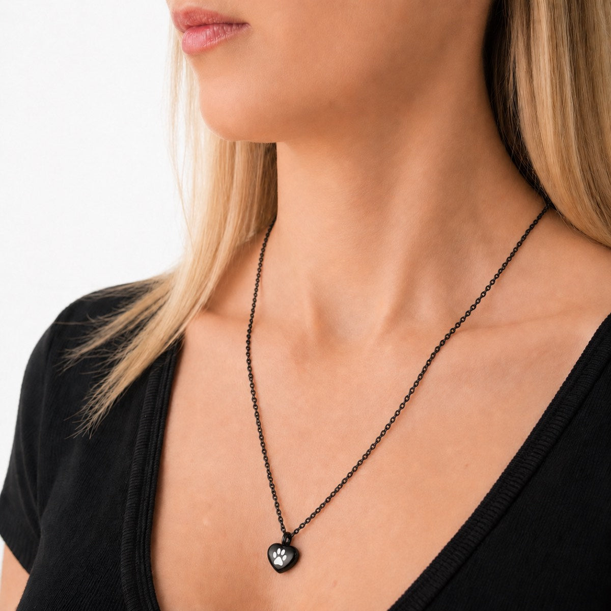 Collier cœur empreinte noir au cou – bijou symbolique discret Mementery