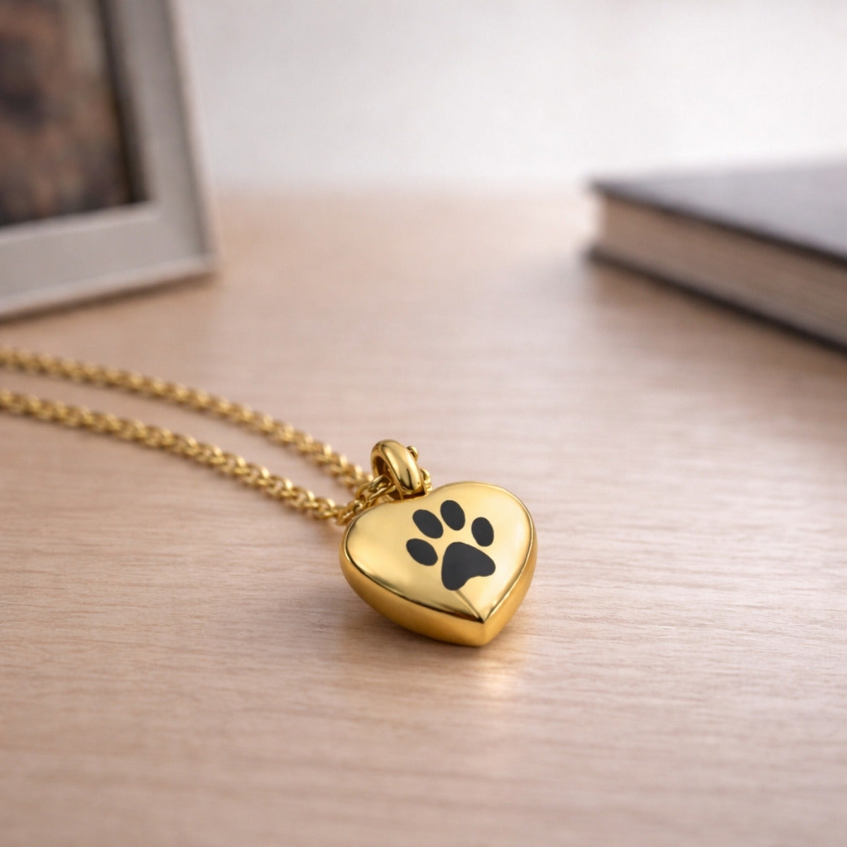 Collier cœur empreinte en acier inoxydable doré dans une ambiance élégante et minimaliste