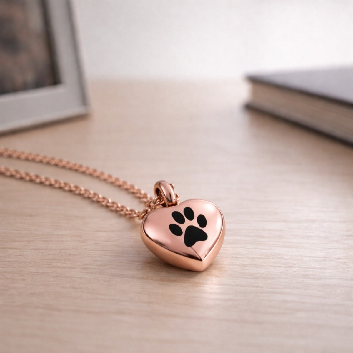 Collier cœur empreinte en acier inoxydable rose dans une ambiance élégante et minimaliste