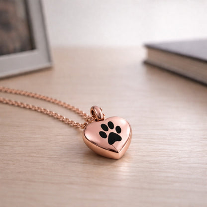 Collier cœur empreinte en acier inoxydable rose dans une ambiance élégante et minimaliste