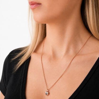 Collier cœur empreinte rose au cou – bijou symbolique discret Mementery