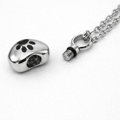Détail du compartiment sécurisé du collier cœur empreinte en acier inoxydable argenté