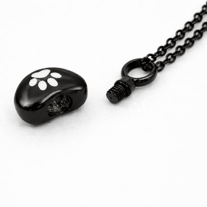 Détail du compartiment sécurisé du collier cœur empreinte en acier inoxydable noir