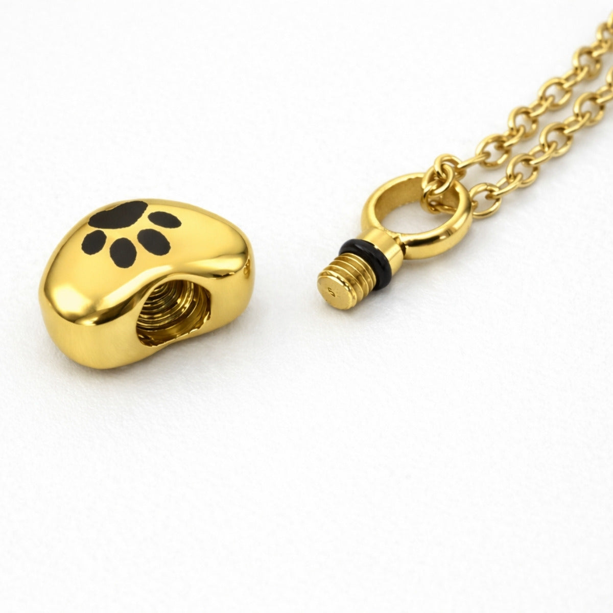 Détail du compartiment sécurisé du collier cœur empreinte en acier inoxydable doré