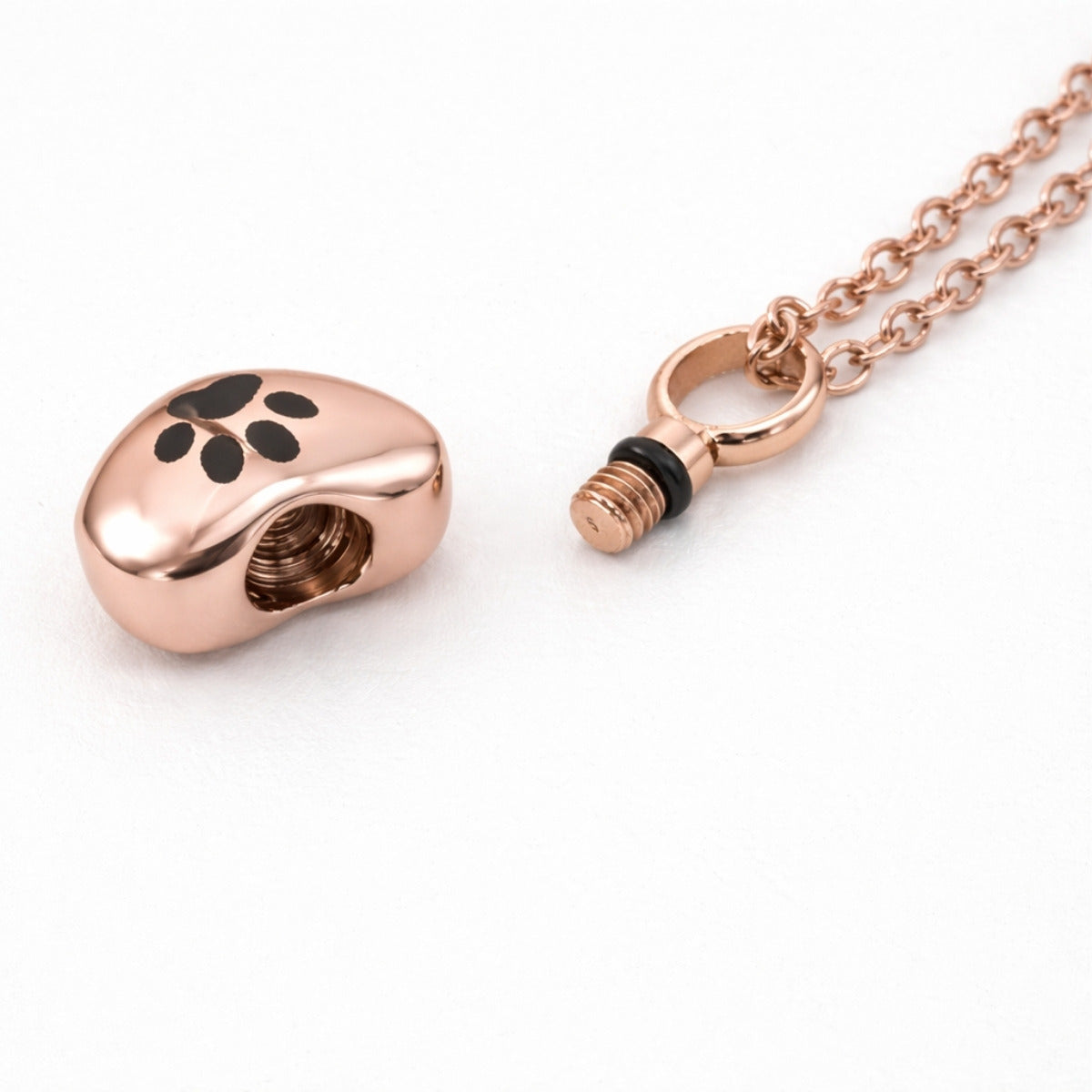 Détail du compartiment sécurisé du collier cœur empreinte en acier inoxydable rose