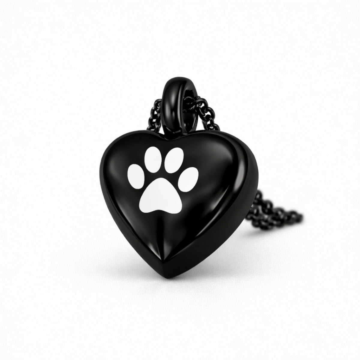 Vue 3/4 du collier cœur empreinte urne en acier inoxydable noir mettant en valeur son relief et son compartiment intégré