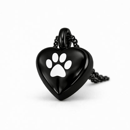 Vue 3/4 du collier cœur empreinte urne en acier inoxydable noir mettant en valeur son relief et son compartiment intégré