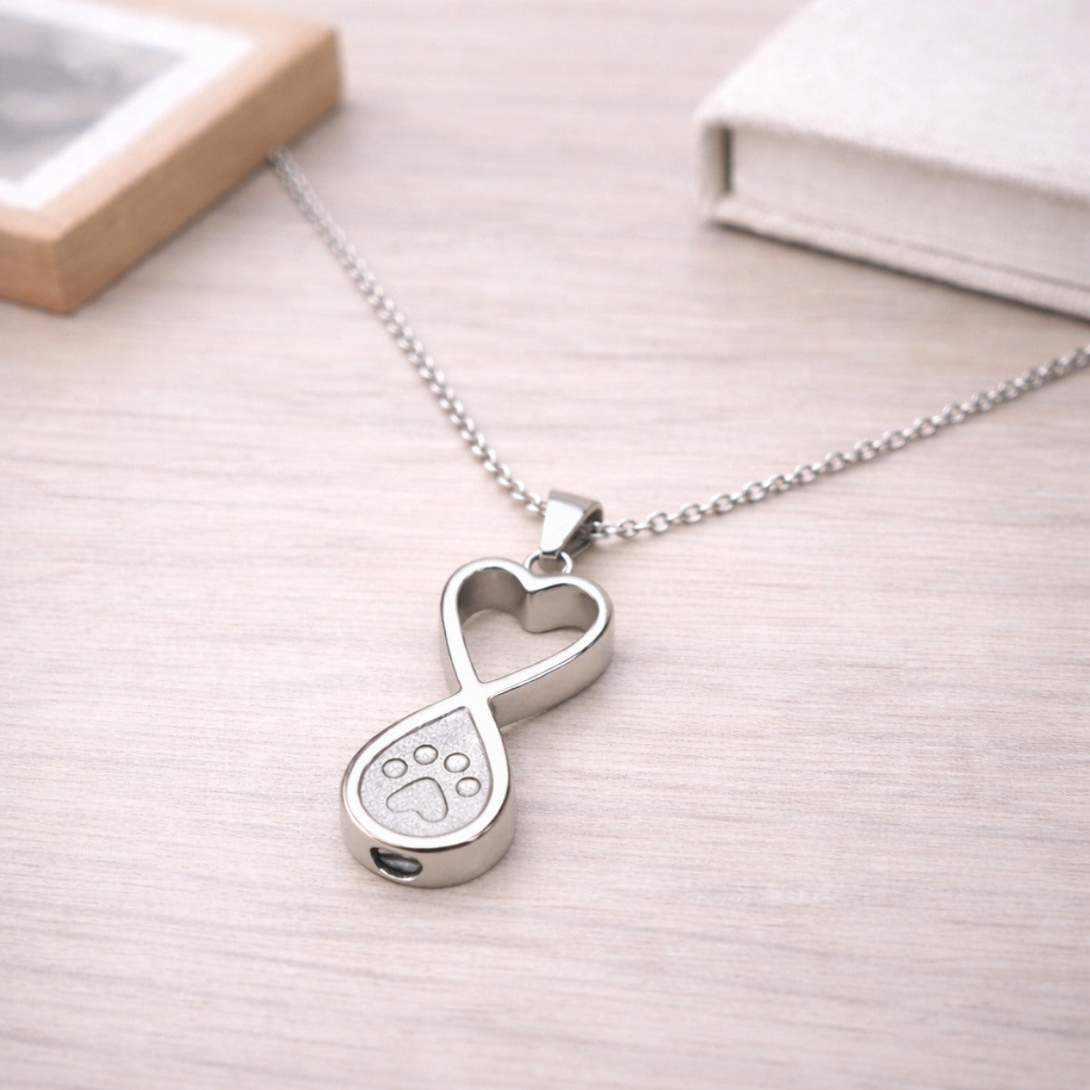 Collier empreinte éternelle en acier inoxydable argenté dans une ambiance élégante et minimaliste