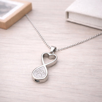 Collier empreinte éternelle en acier inoxydable argenté dans une ambiance élégante et minimaliste