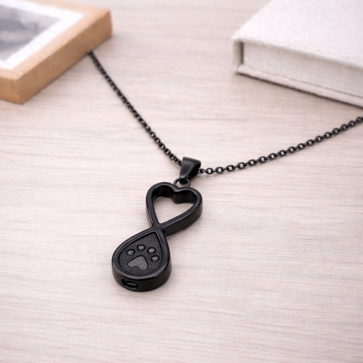 Collier empreinte éternelle en acier inoxydable noir dans une ambiance élégante et minimaliste