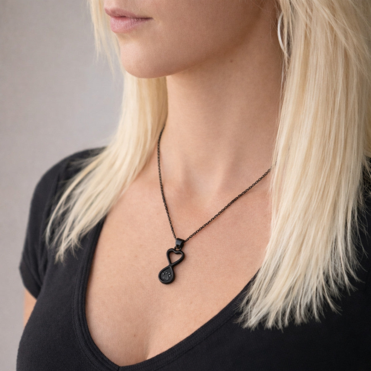 Collier empreinte éternelle noir au cou – bijou symbolique discret Mementery
