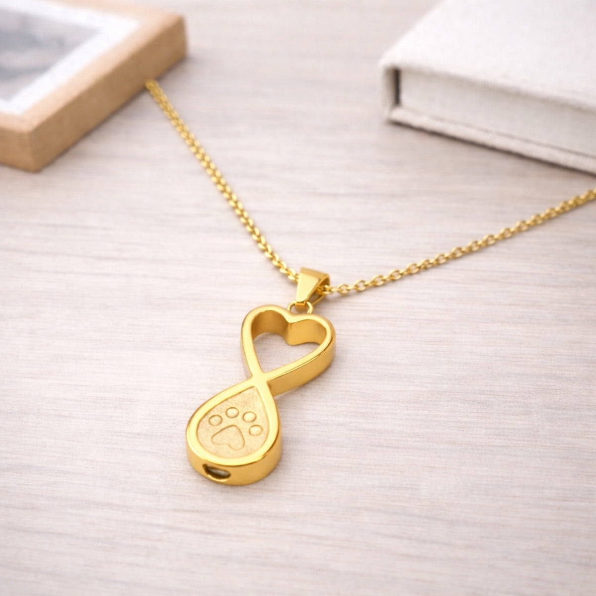 Collier empreinte éternelle en acier inoxydable doré dans une ambiance élégante et minimaliste