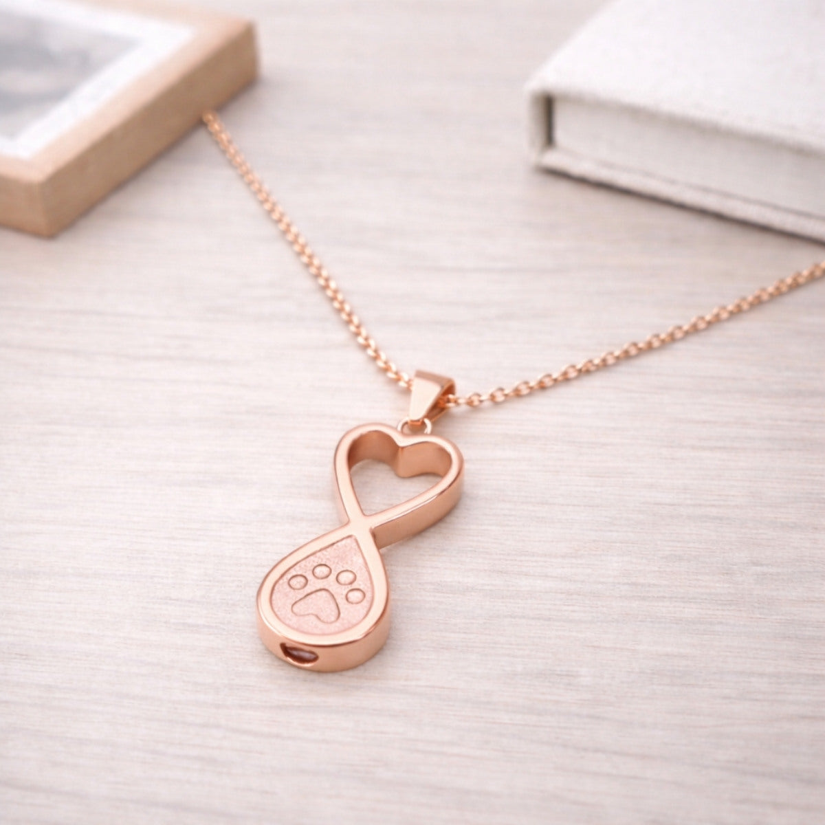 Collier empreinte éternelle en acier inoxydable rose dans une ambiance élégante et minimaliste