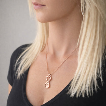 Collier empreinte éternelle rose au cou – bijou symbolique discret Mementery