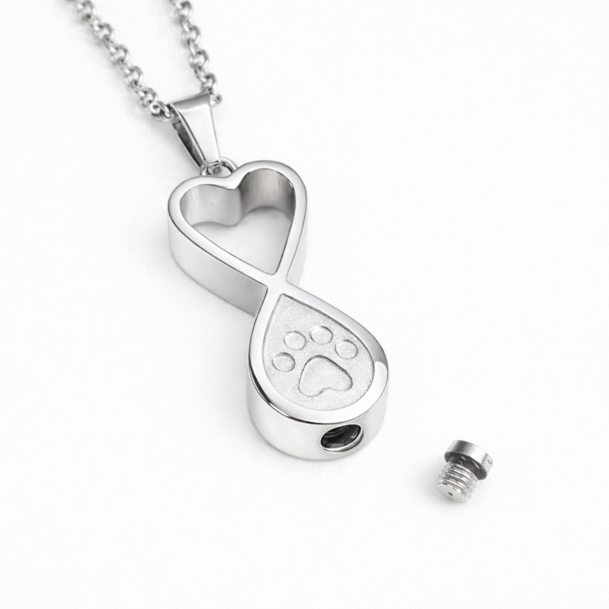 Détail du compartiment sécurisé du collier empreinte éternelle en acier inoxydable argenté