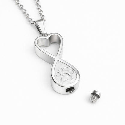 Détail du compartiment sécurisé du collier empreinte éternelle en acier inoxydable argenté