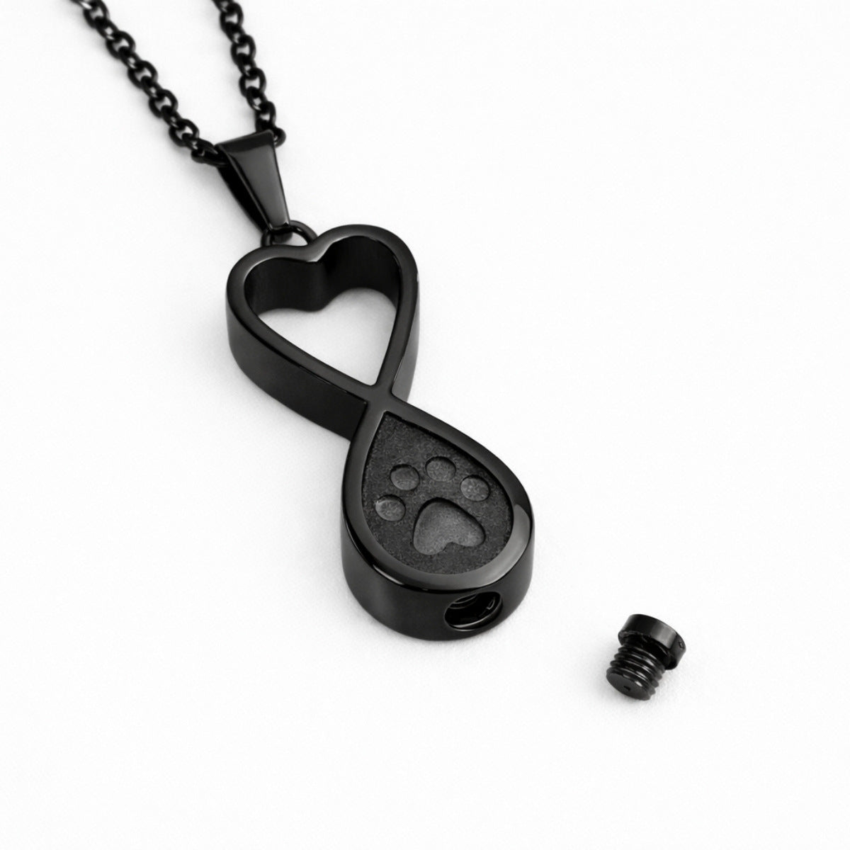 Détail du compartiment sécurisé du collier empreinte éternelle en acier inoxydable noir