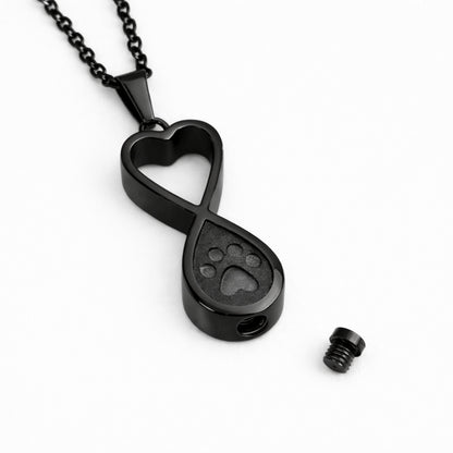 Détail du compartiment sécurisé du collier empreinte éternelle en acier inoxydable noir