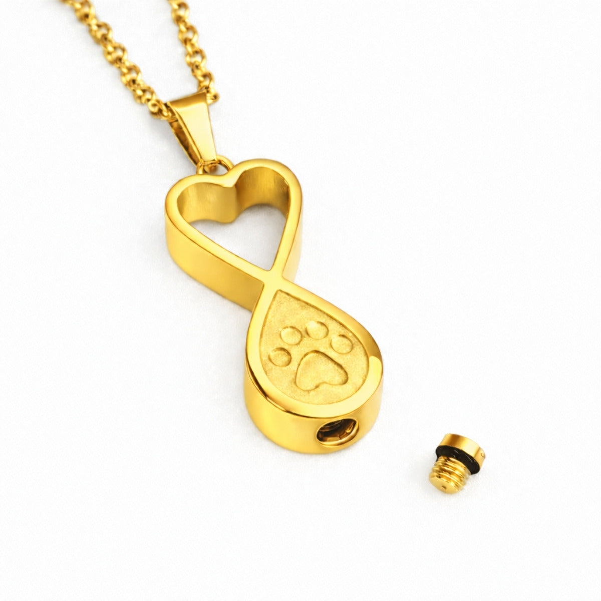 Détail du compartiment sécurisé du collier empreinte éternelle en acier inoxydable doré