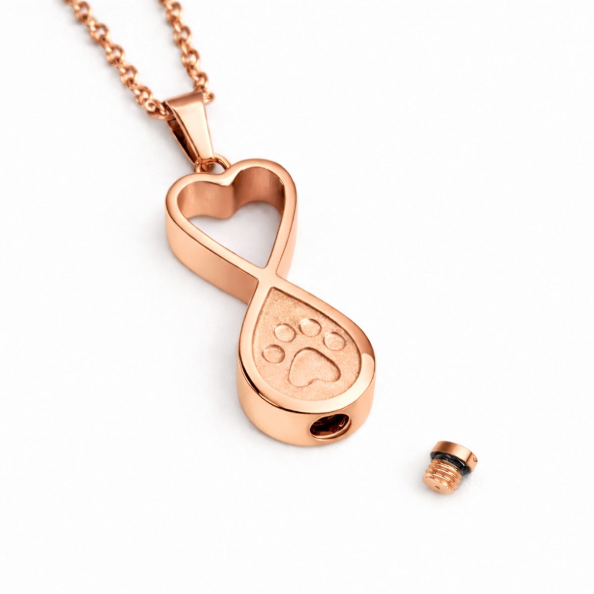 Détail du compartiment sécurisé du collier empreinte éternelle en acier inoxydable rose