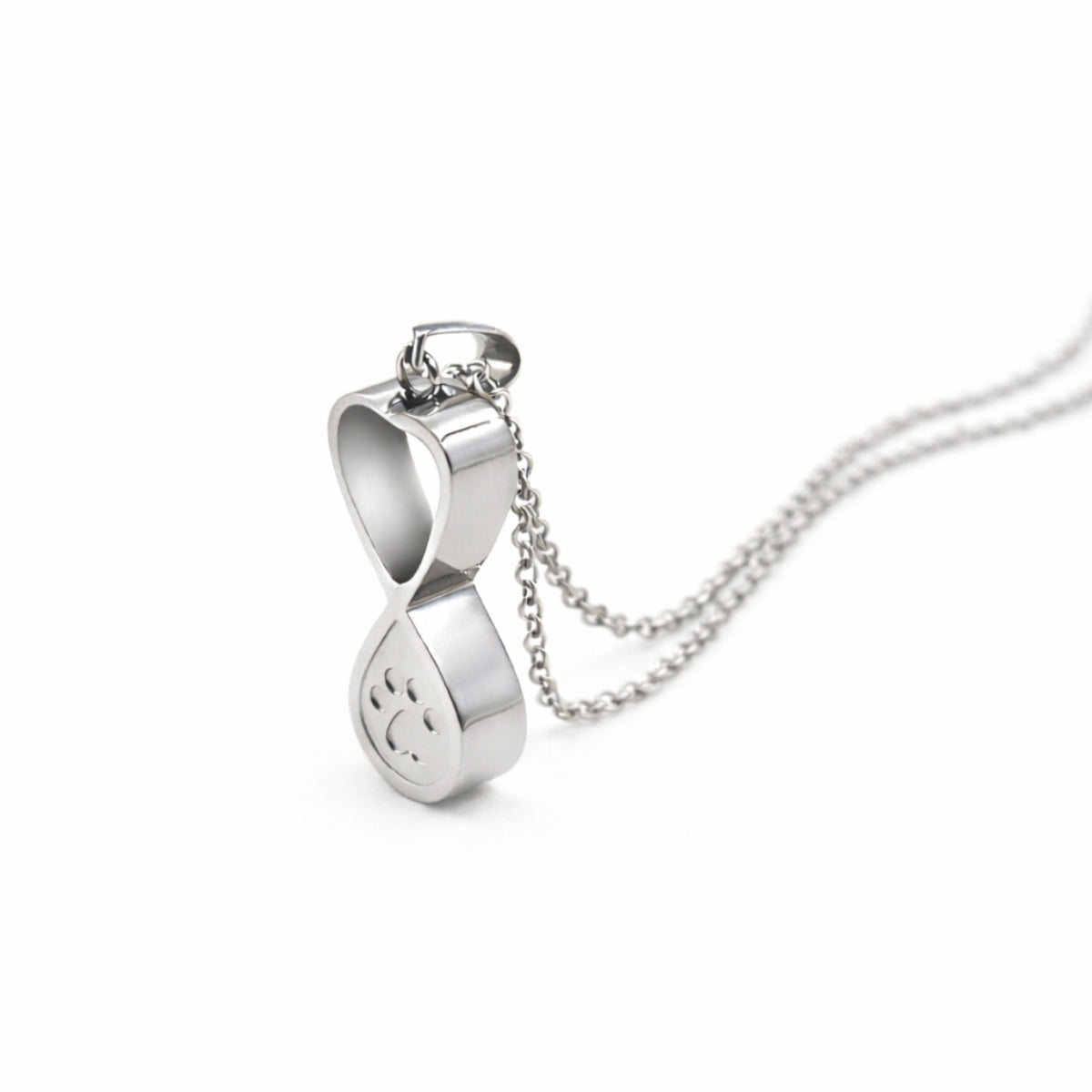 Vue 3/4 du collier empreinte éternelle urne en acier inoxydable argenté mettant en valeur son symbole infini et son compartiment intégré