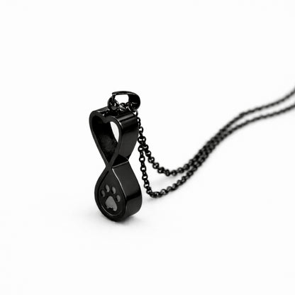 Vue 3/4 du collier empreinte éternelle urne en acier inoxydable noir mettant en valeur son symbole infini et son compartiment intégré