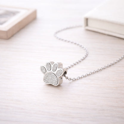 Collier empreinte fidèle en acier inoxydable argenté dans une ambiance élégante et minimaliste