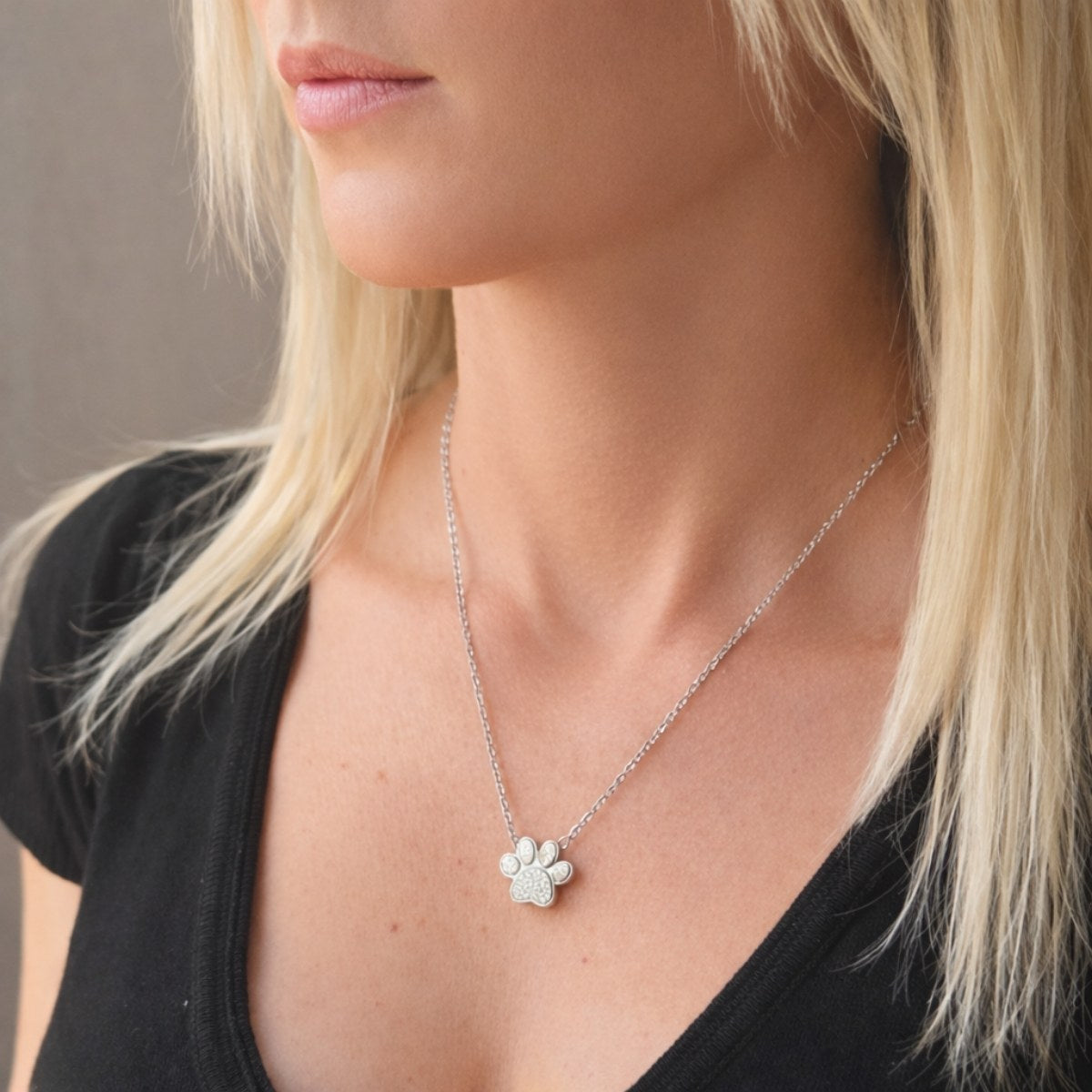 Collier empreinte fidèle argenté au cou – bijou symbolique discret Mementery