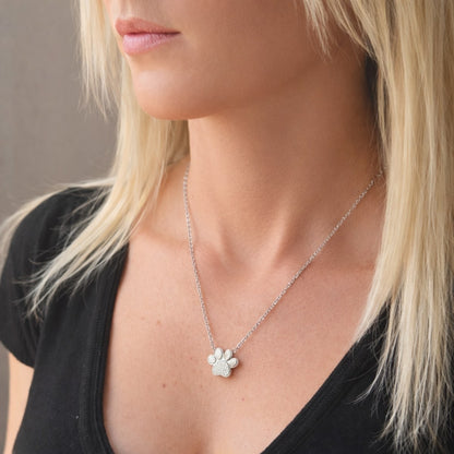Collier empreinte fidèle argenté au cou – bijou symbolique discret Mementery