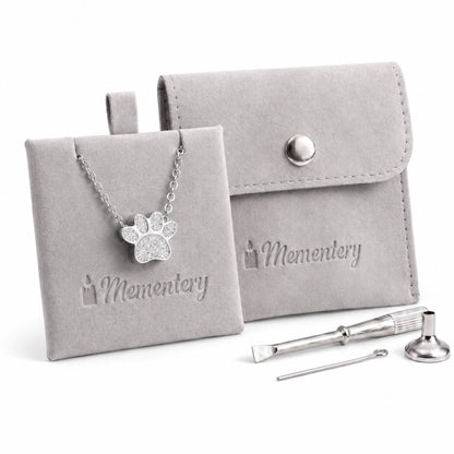 Coffret Mementery avec collier empreinte fidèle argenté, pochon velours et kit de remplissage inclus
