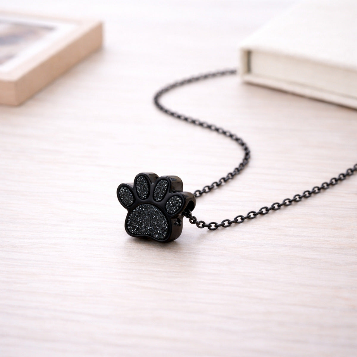 Collier empreinte fidèle en acier inoxydable noir dans une ambiance élégante et minimaliste