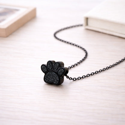 Collier empreinte fidèle en acier inoxydable noir dans une ambiance élégante et minimaliste