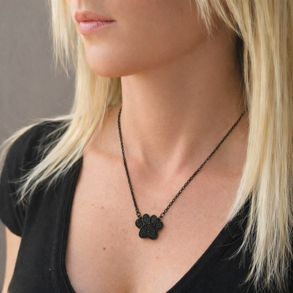 Collier empreinte fidèle noir au cou – bijou symbolique discret Mementery