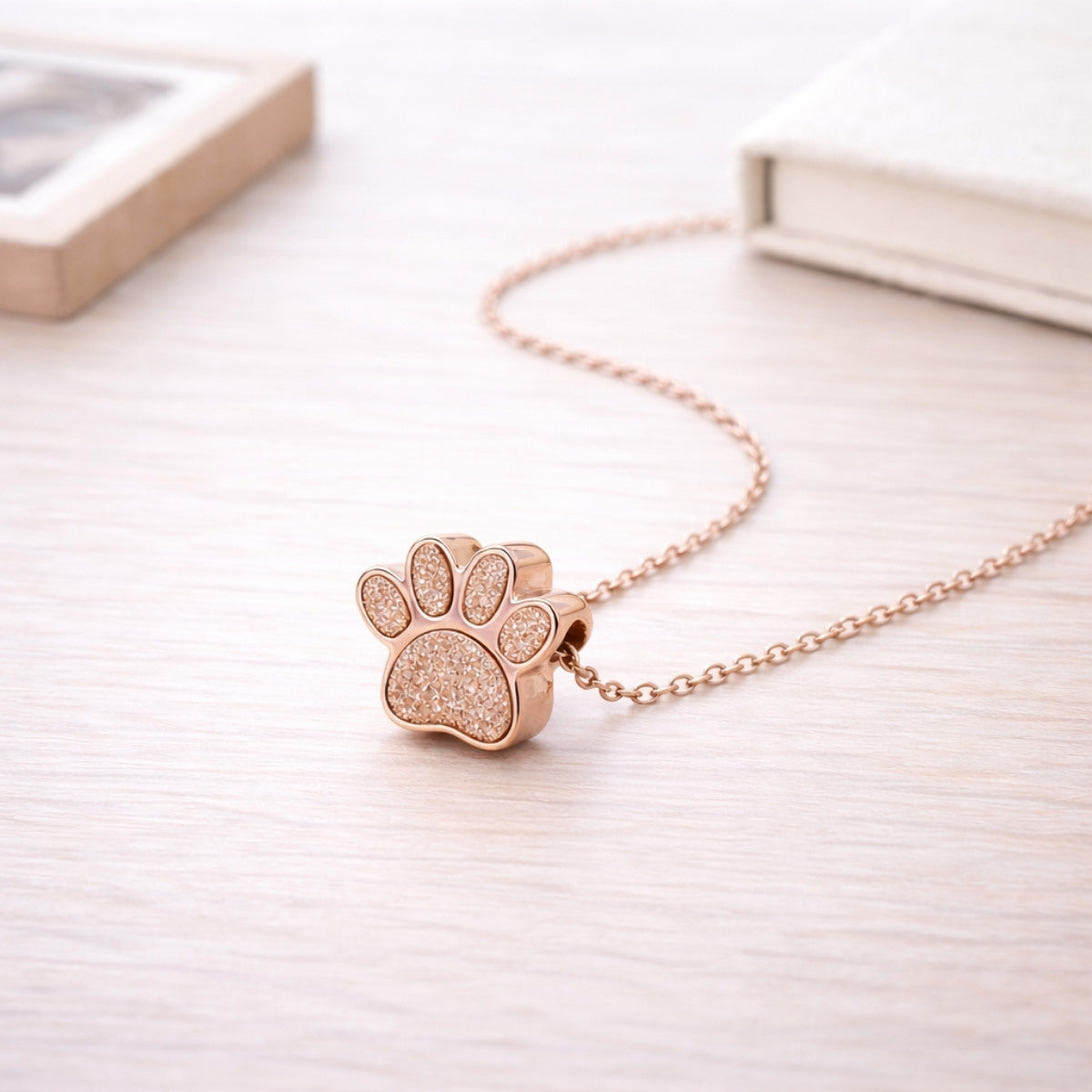 Collier empreinte fidèle en acier inoxydable rose dans une ambiance élégante et minimaliste
