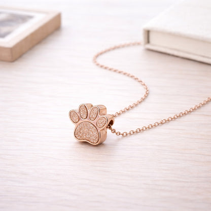 Collier empreinte fidèle en acier inoxydable rose dans une ambiance élégante et minimaliste