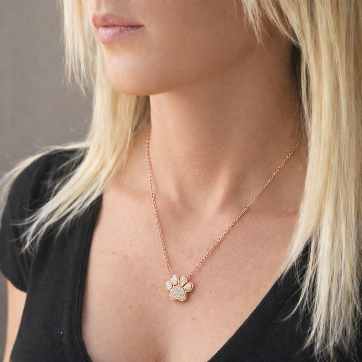 Collier empreinte fidèle rose au cou – bijou symbolique discret Mementery