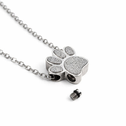 Détail du compartiment sécurisé du collier empreinte fidèle en acier inoxydable argenté