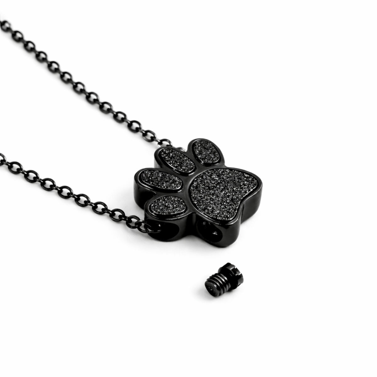 Détail du compartiment sécurisé du collier empreinte fidèle en acier inoxydable noir
