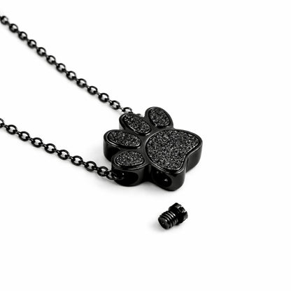 Détail du compartiment sécurisé du collier empreinte fidèle en acier inoxydable noir