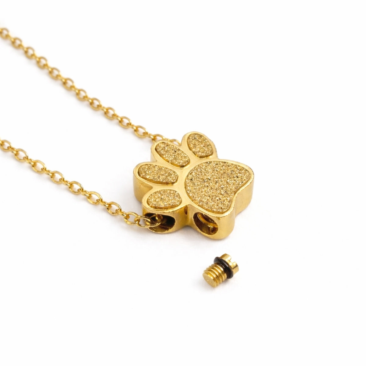 Détail du compartiment sécurisé du collier empreinte fidèle en acier inoxydable doré