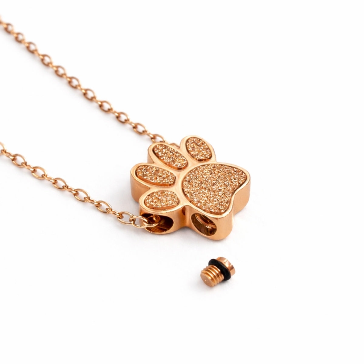 Détail du compartiment sécurisé du collier empreinte fidèle en acier inoxydable rose