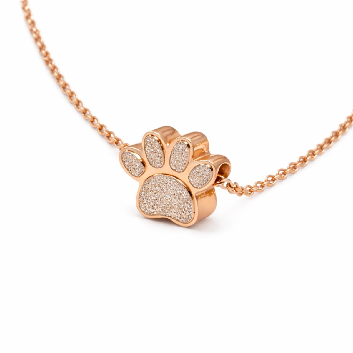 Vue 3/4 du collier empreinte fidèle urne en acier inoxydable rose mettant en valeur son relief et son compartiment intégré